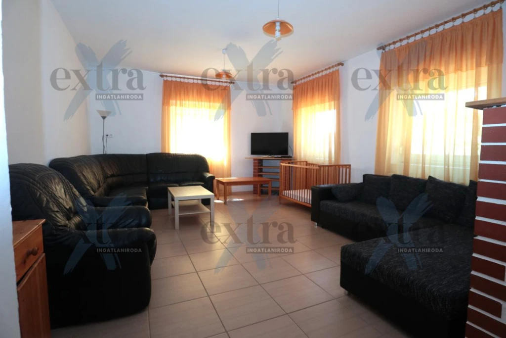 Mórahalmon, 4 apartmanból álló, felújított, kétszintes Családi ház Eladó!