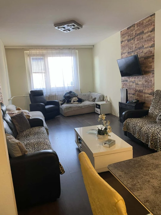 Eladó panellakás, Győr