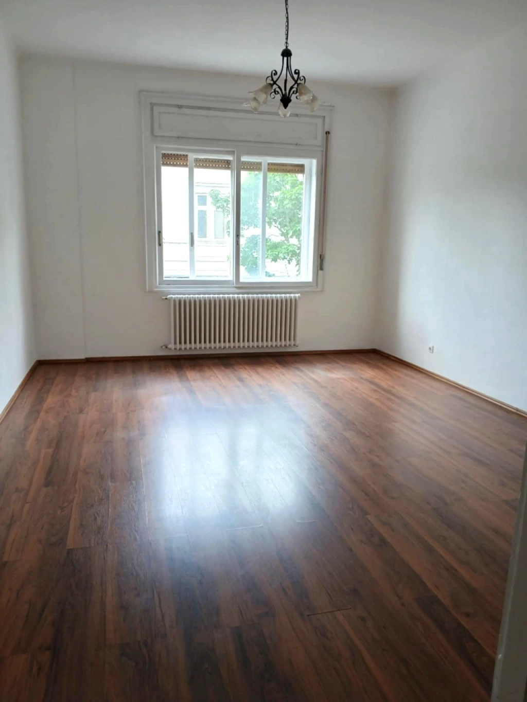 Belvárosban bútorozatlan, nappali+2 szobás lakás kiadó