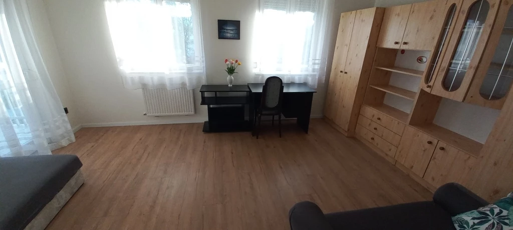 Kiskörút elején 1+2 szobás lakás kiadó