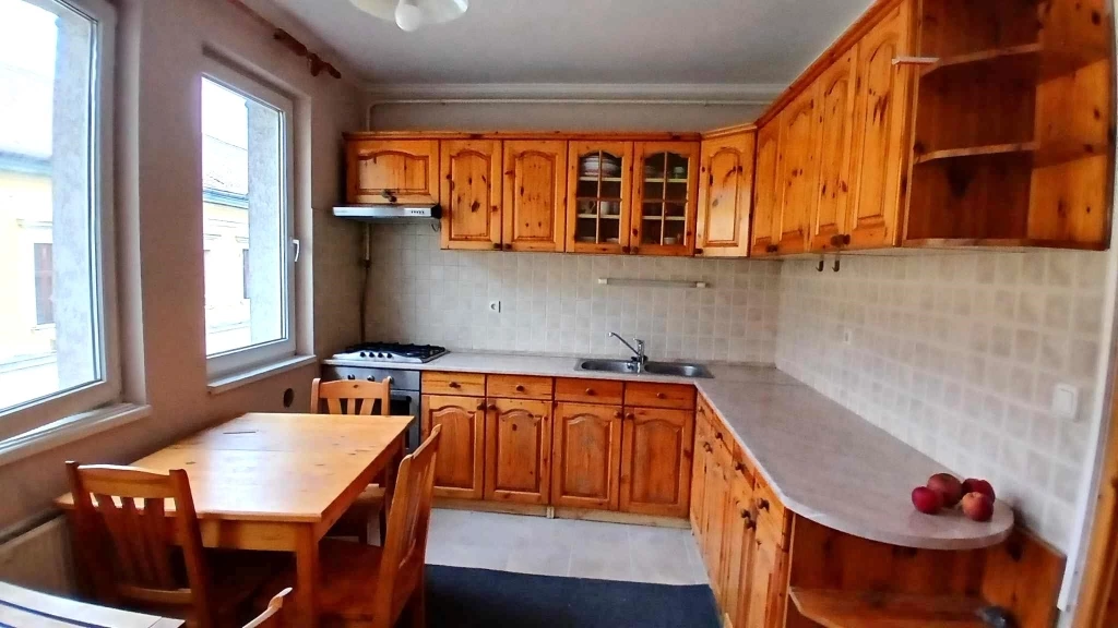 Plazához közel nappali+4 szobás lakás kiadó