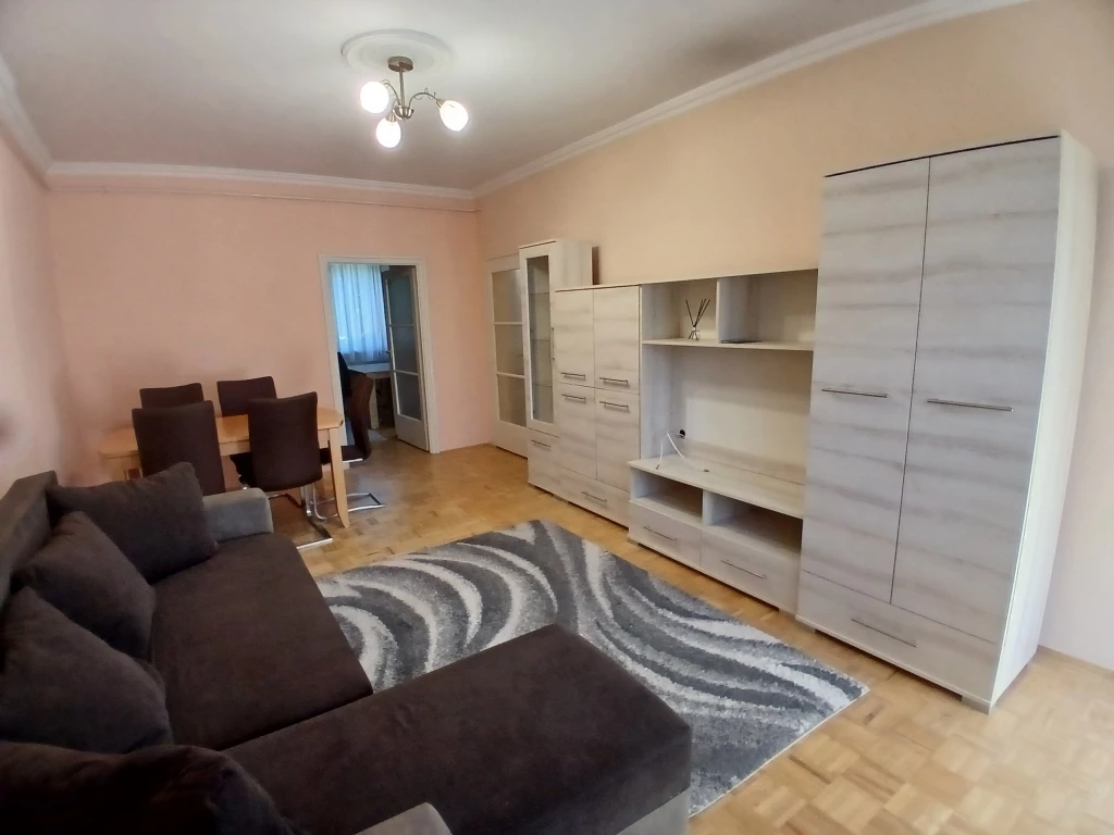 Műszaki Karhoz közel 2 szobás lakás kiadó