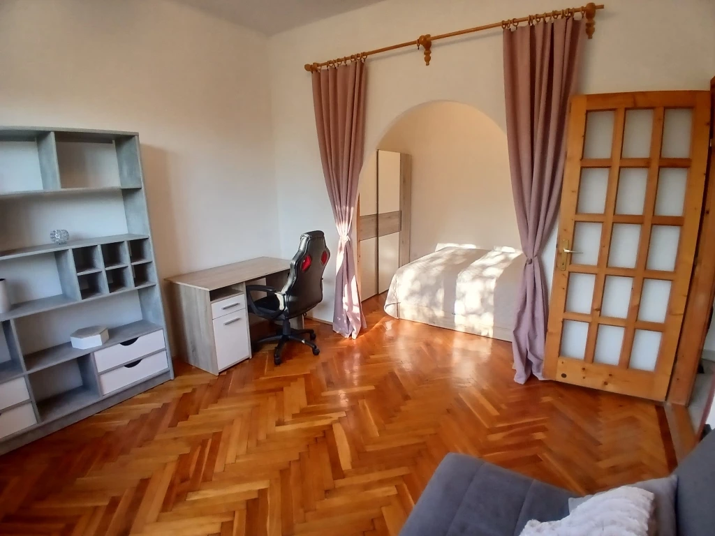 Dobozi lakótelepen 1 szobás garzon berendezéssel eladó