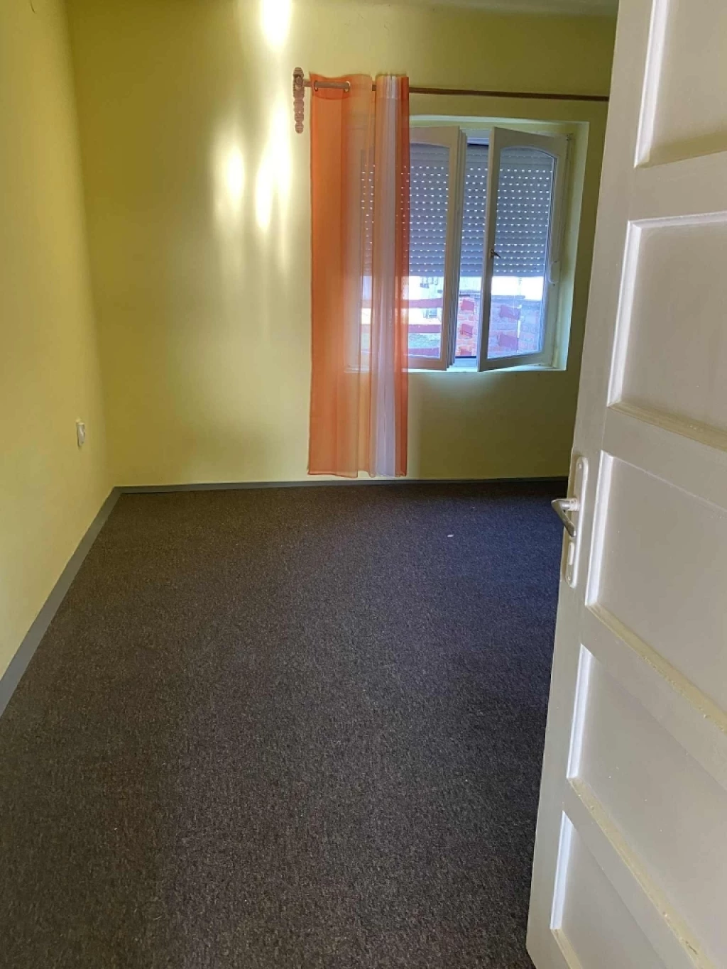 Köröshöz közeli, 2 szobás, sorházi lakás eladó