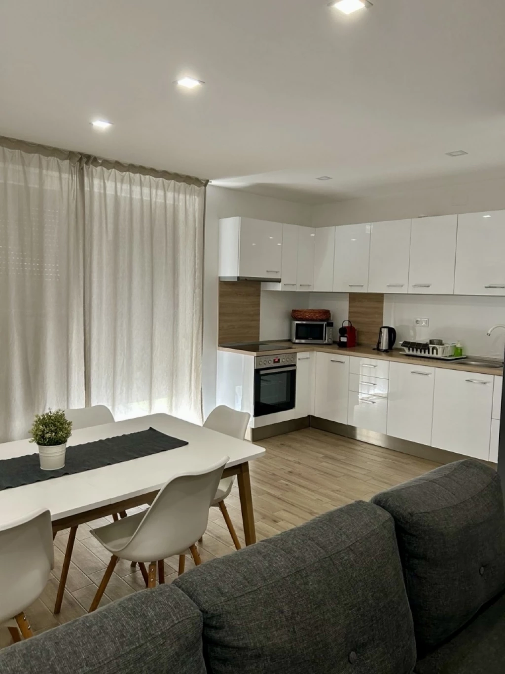 Újszerű nappali+2 hálósszobás lakás kiadó