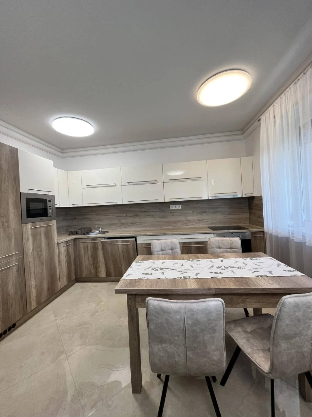 Újszerű, amerikai konyhás nappali+3 szobás lakás kiadó