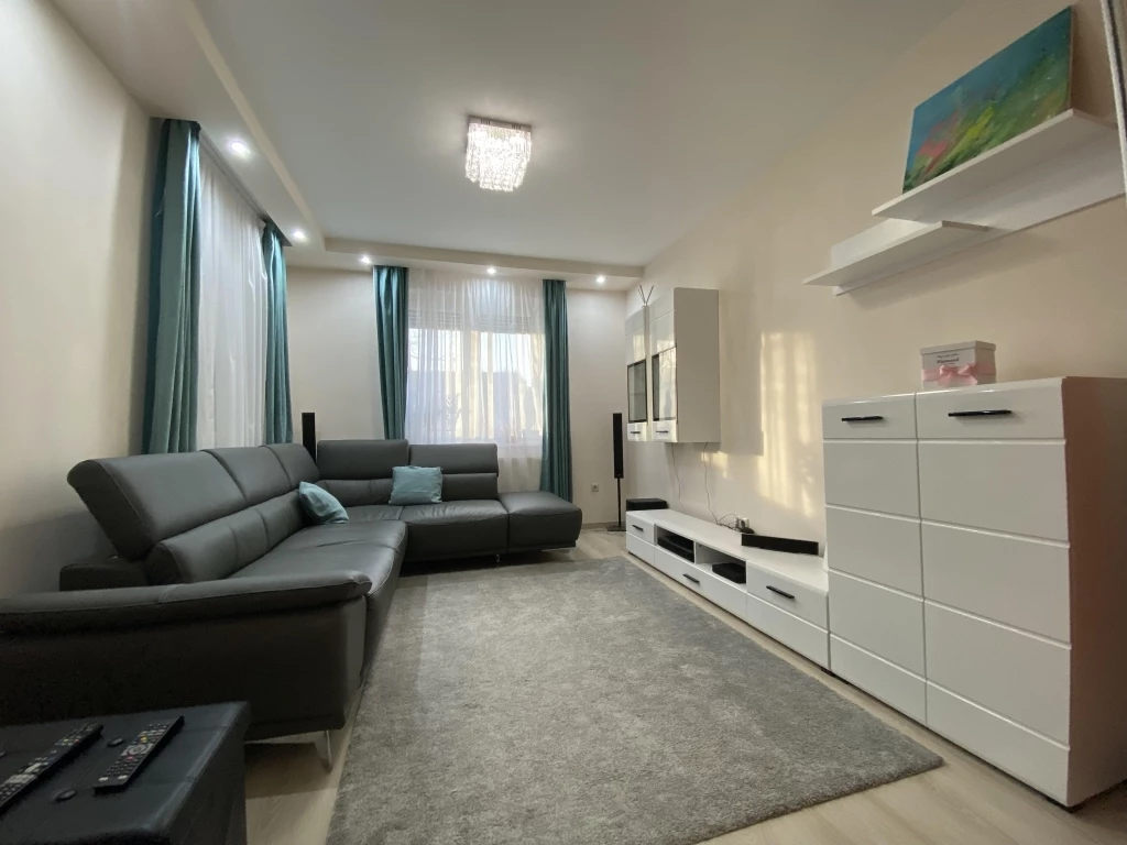 Liget lakóparkban nappali+2 szobás lakás kiadó