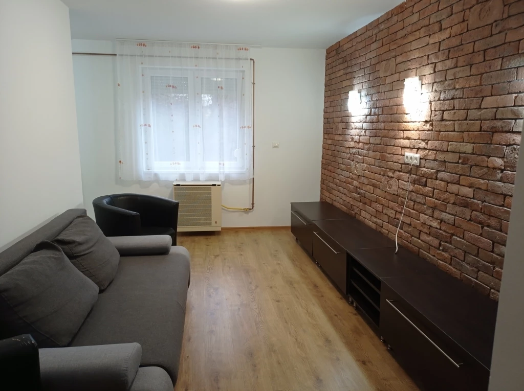 Igényesen felújított, 2 szobás lakás kiadó