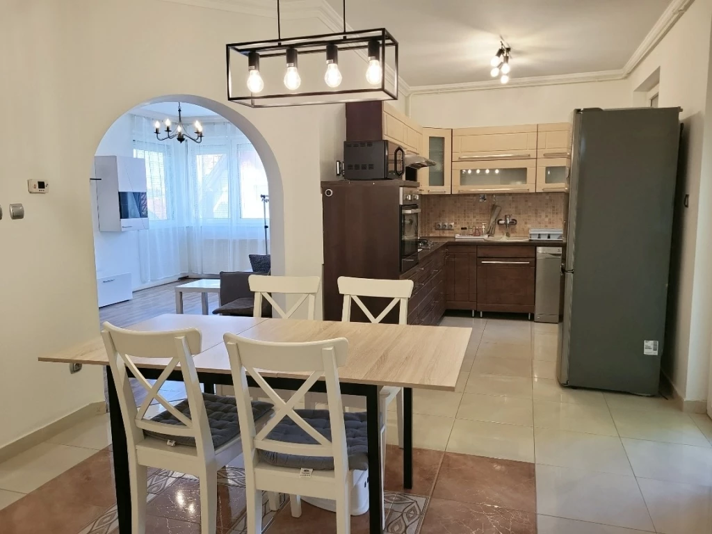 Vargakertben igényes, nappali+3 szobás lakás kiadó