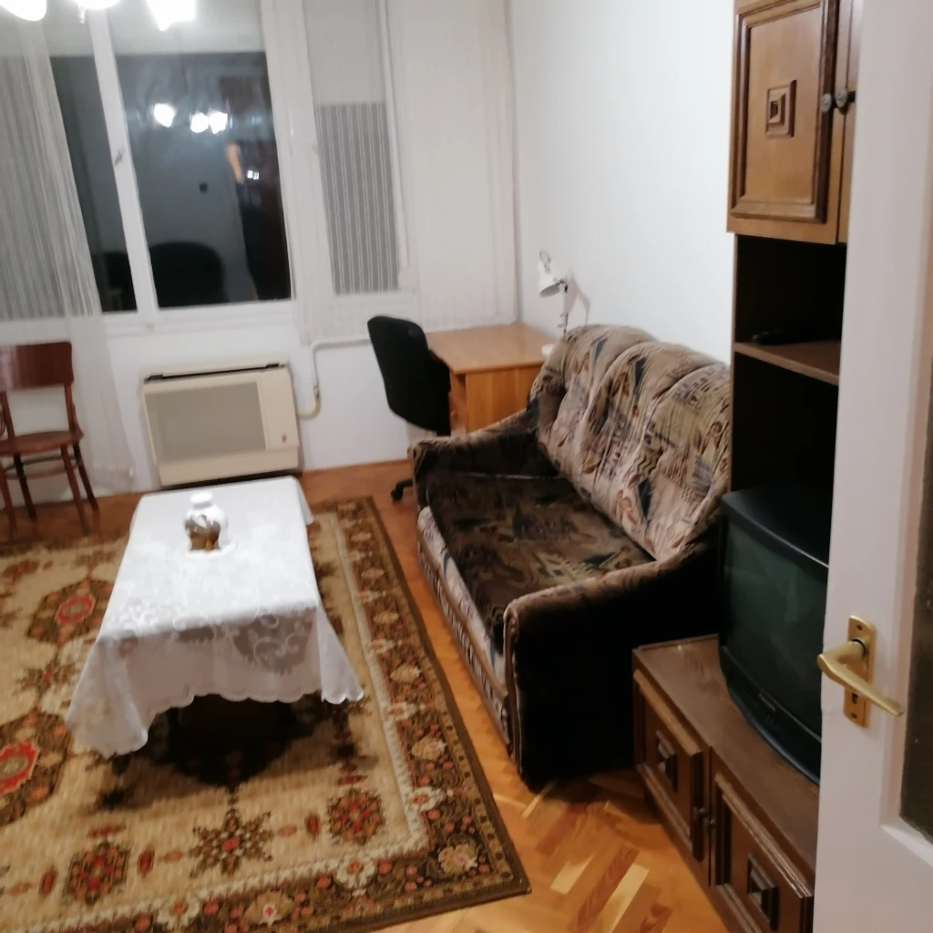 Egyetemhez közel 3 szobás lakás kiadó