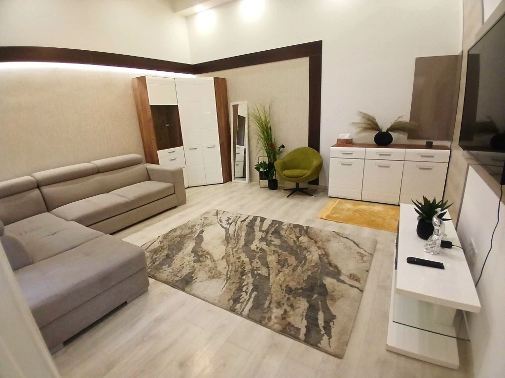 Belvárosi, teljesen felújított, 3 szobás lakás eladó