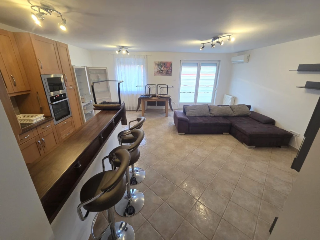 Belvárosi lakás gépkocsibeállóval kiadó