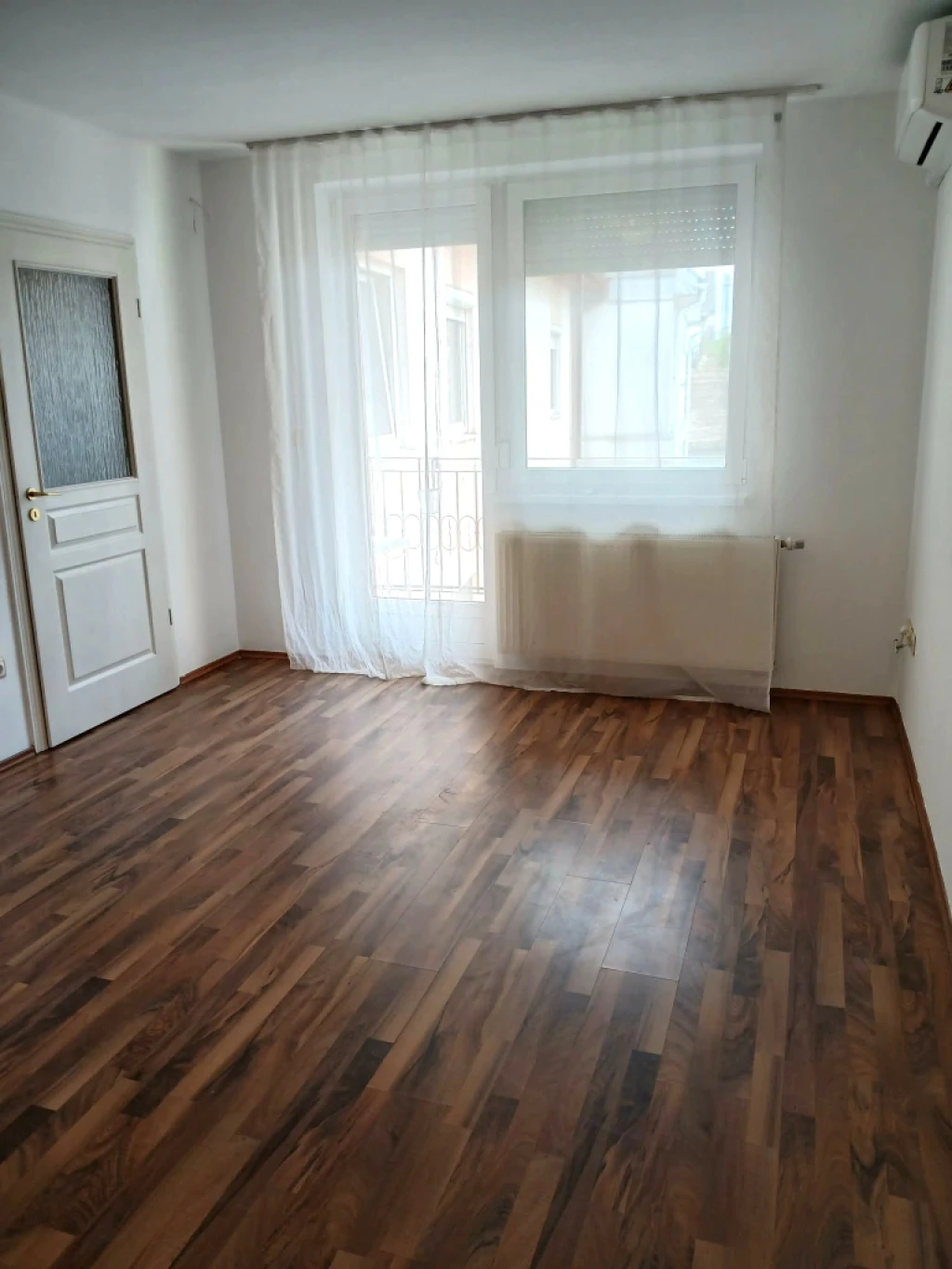 Belvárosban üres, de bútorozható 1 szobás lakás kiadó