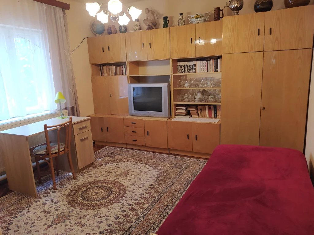 Csapókertben 1,5 szobás ház nagyszobája kiadó