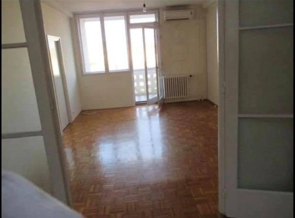 Állatbarát! 2 szobás, üres, gépesített lakás kiadó