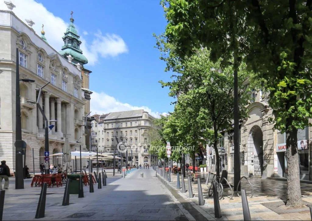 Eladó téglalakás, Budapest V. kerület, Egyetem tér