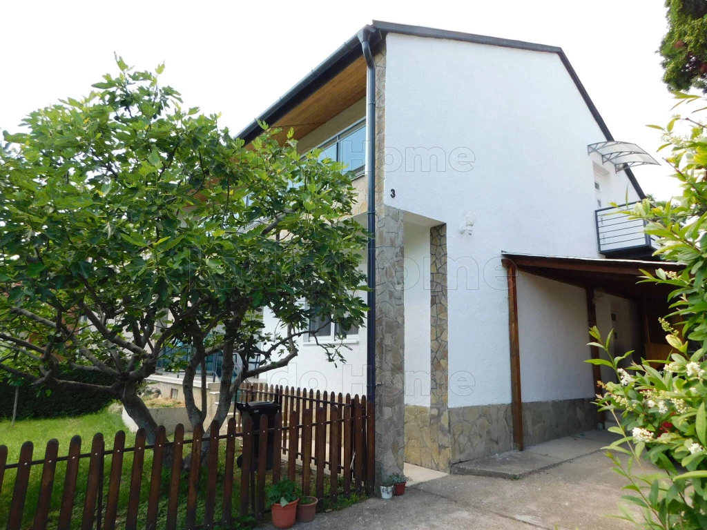 Felújított, két lakásos családi ház, egyedi dizájnal Vonyarcvashegyen