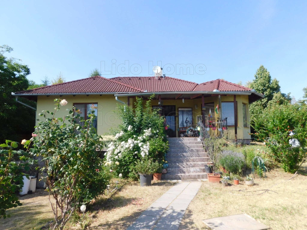 Cserszegtomajon panorámás családi ház eladó