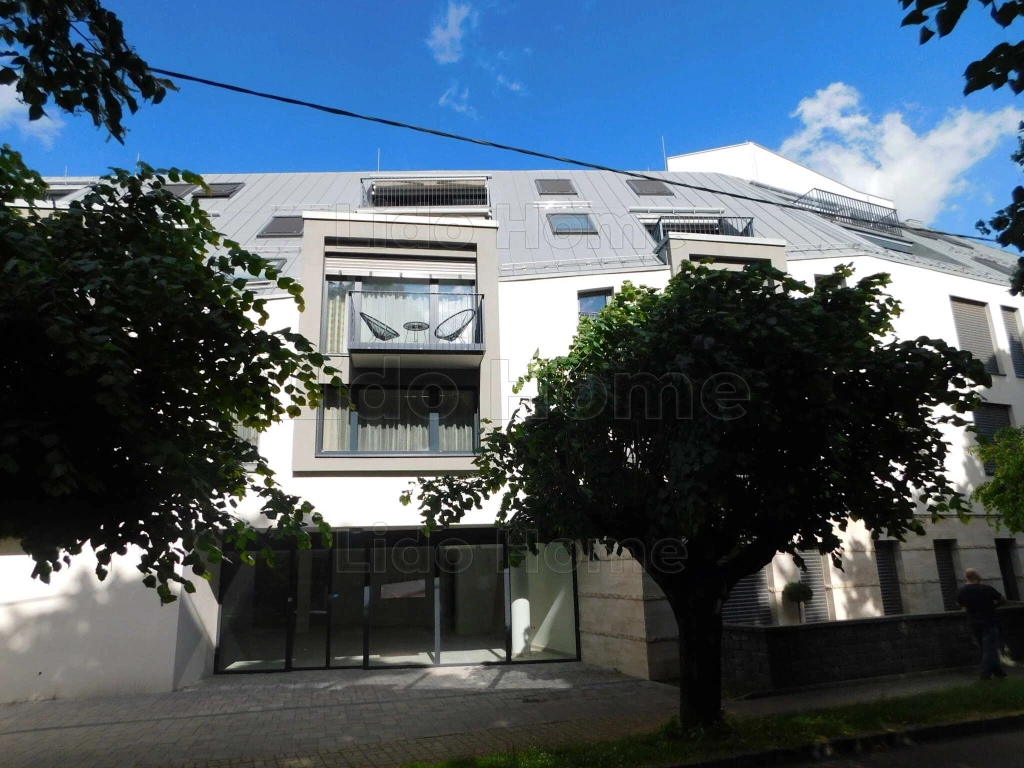 Belvárosi lakás erkéllyel liftes házban