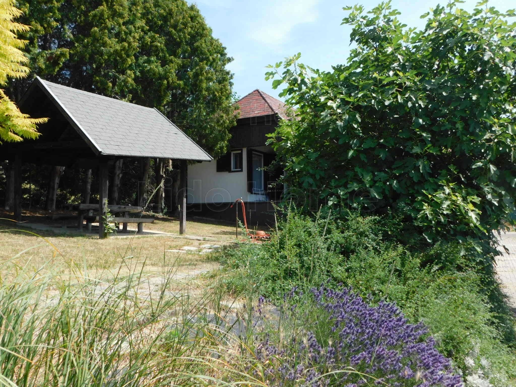 Panorámás nyaraló, családi ház minősítéssel eladó VONYARCVASHEGYEN.