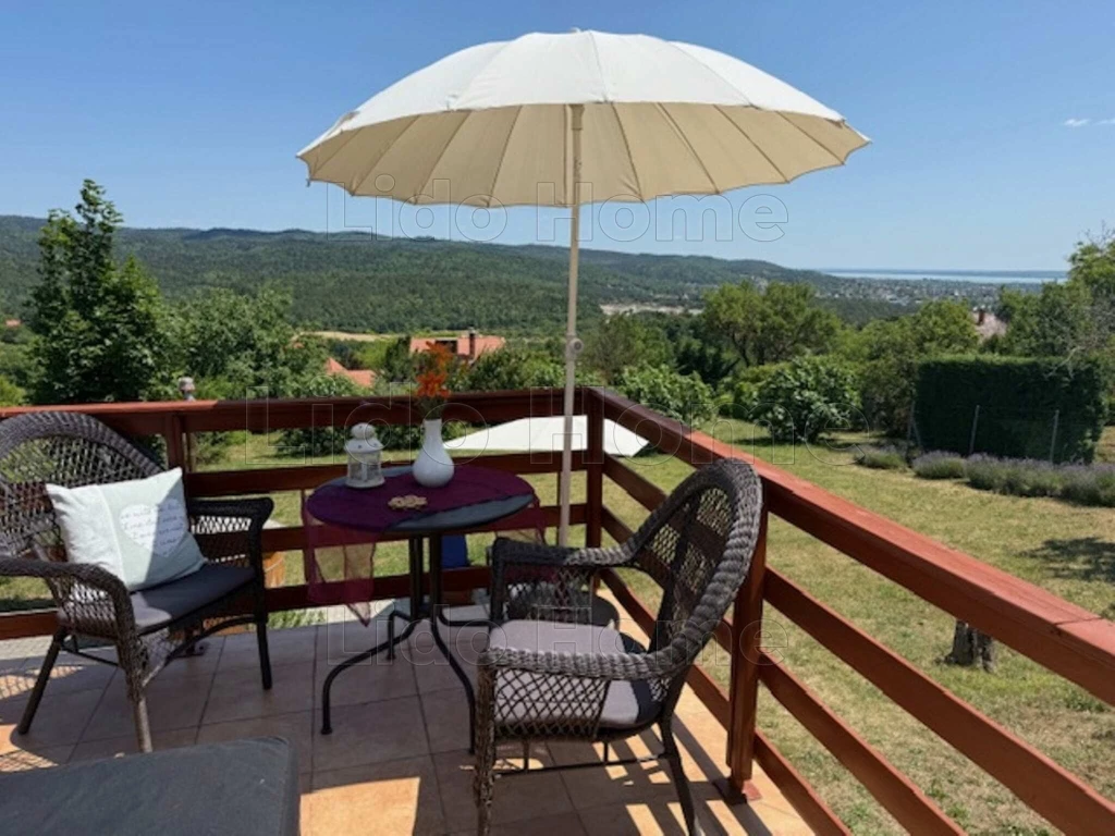 Balatoni panorámás, azonnal költözhető, nyaraló Cserszegtomajon eladó