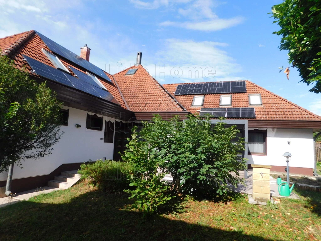 Hévízen egyedi stílusú, energia takarékos családi ház eladó