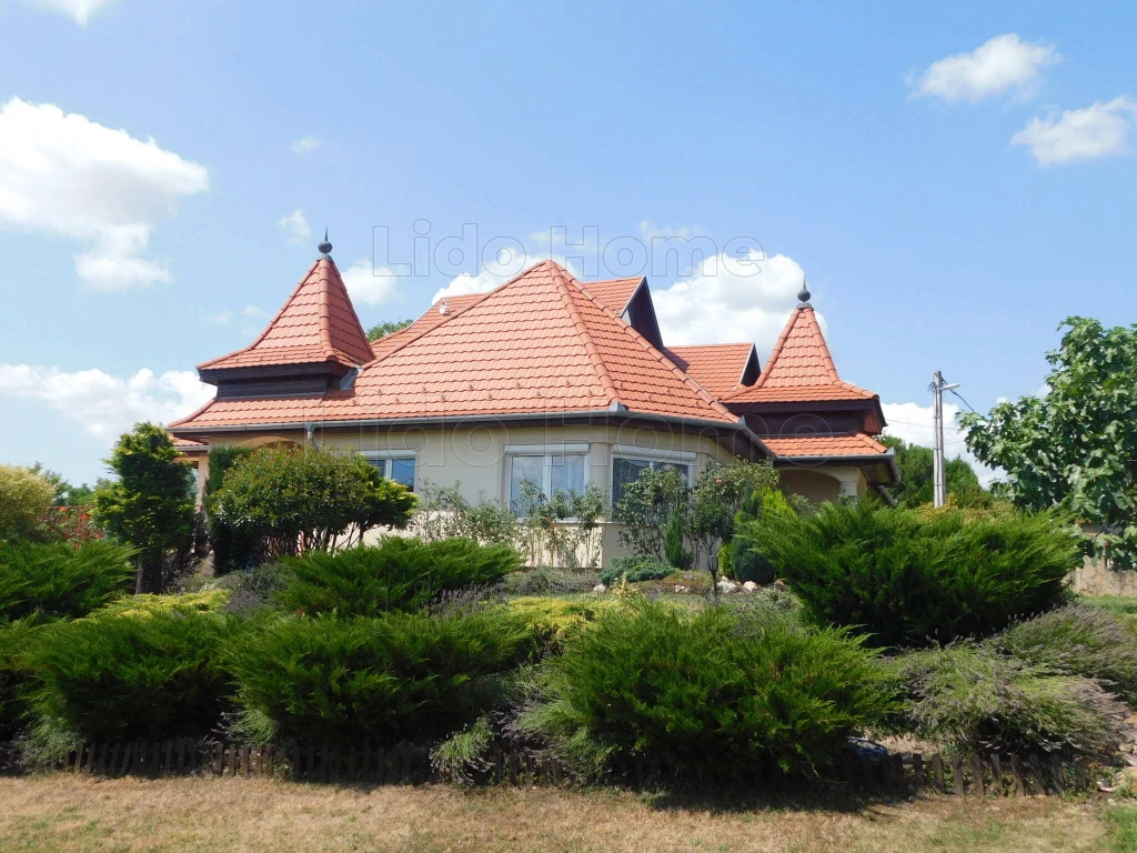Balatoni panorámás, nívós, családi ház eladó Cserszegtomajon