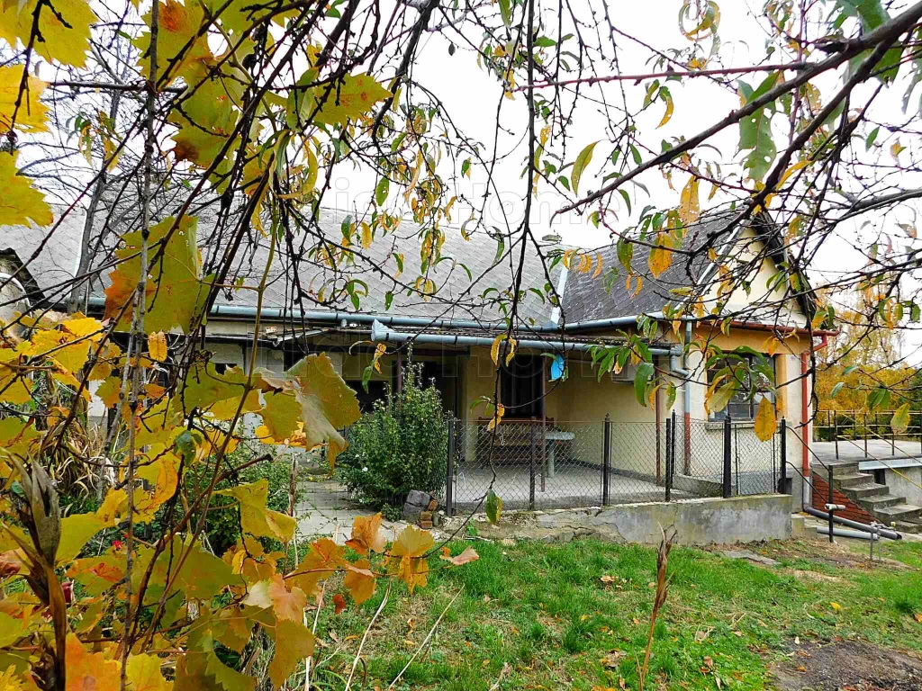 Részben BALATONI panorámás, központközeli családi ház, csendes zsákutcában Cserszegen