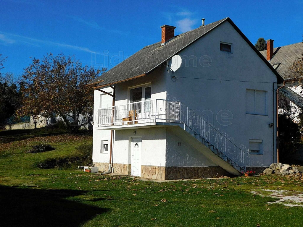 Kétszintes, azonnal költözhető családi ház/nyaraló/ Vonyarcon