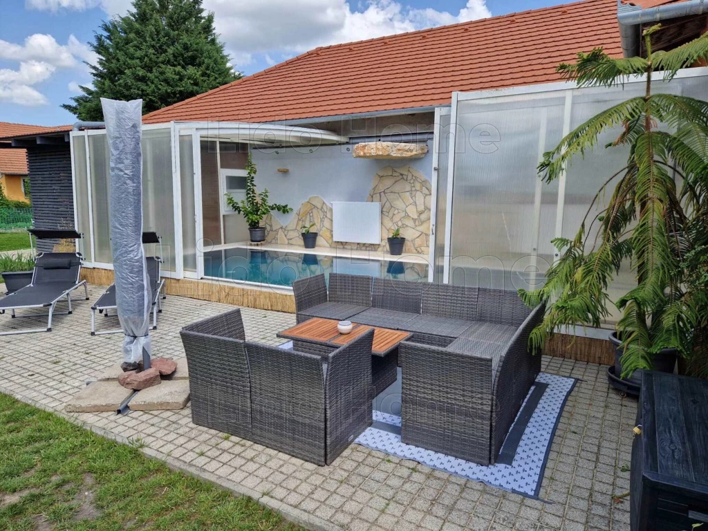 Öreglakon medencés családi ház eladó