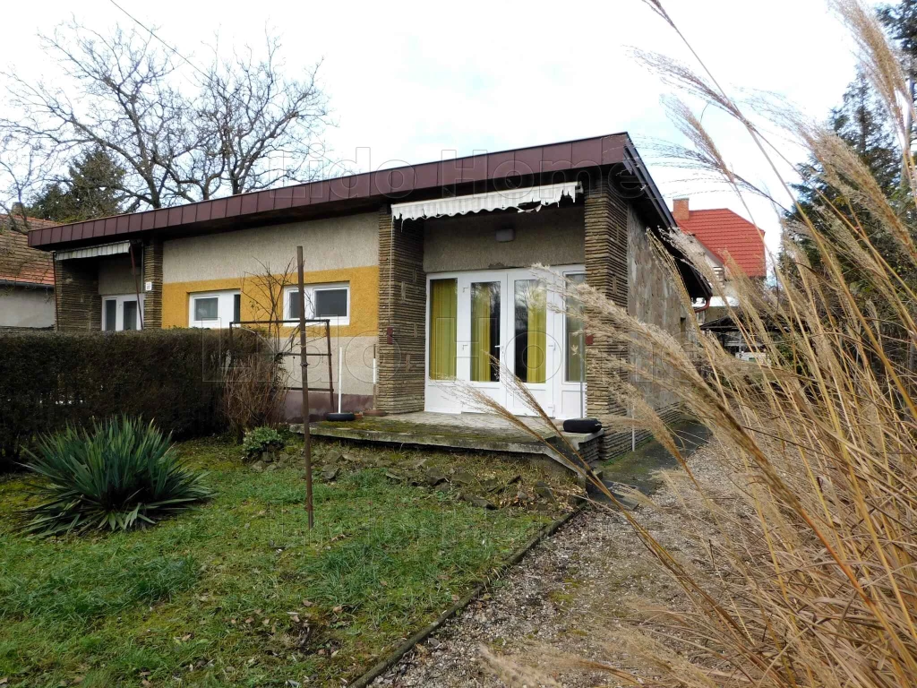 Részben felújított ikernyaraló mindkét fele egyben eladó Vonyarcvashegyen.