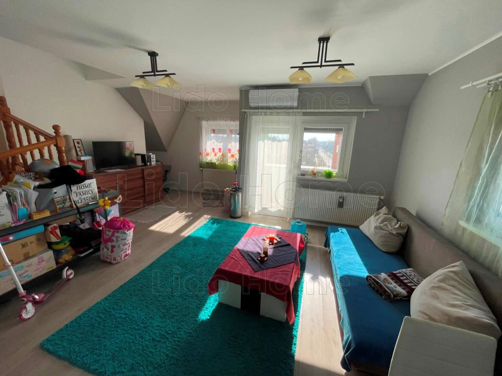 Keszthelyen, felújított, tetőtéri, erkélyes lakás eladó