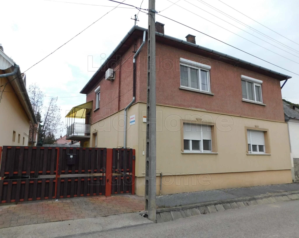 Keszthelyen 86 m²-es, külön bejáratú emeleti lakrész udvarhasználattal