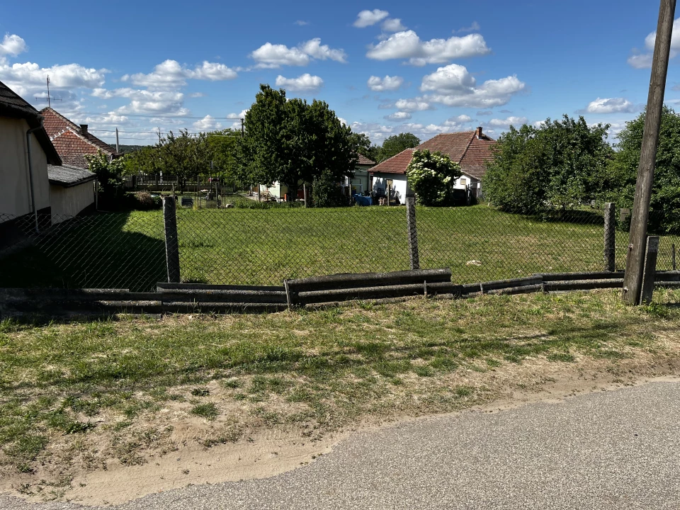 Eladó építési telek, Ceglédbercel