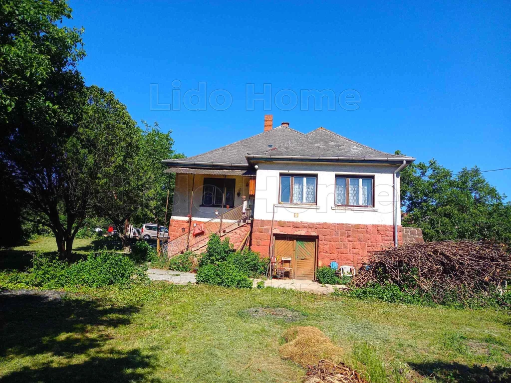 A Lido Home Balatonalmádi Ingatlaniroda eladásra kínálja Balatonalmádi kedvelt, Vörösberény részén ezt a CSALÁDI HÁZAT balatoni panorámával.