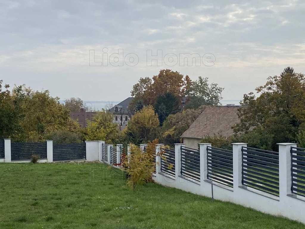 Panorámás összközműves telek Balatonkenese zsákutcájában