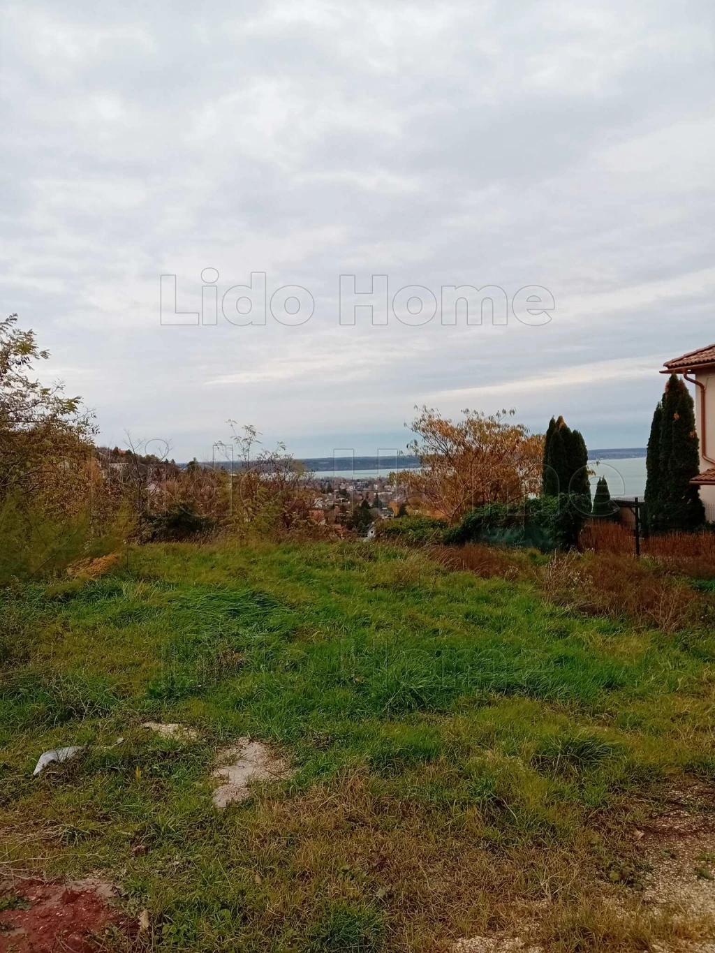 Lido Home Balatonalmádi Ingatlaniroda eladásra kínálja Balatonalmádiban, az Öreg hegyen ezt az örök panorámás építési telket.