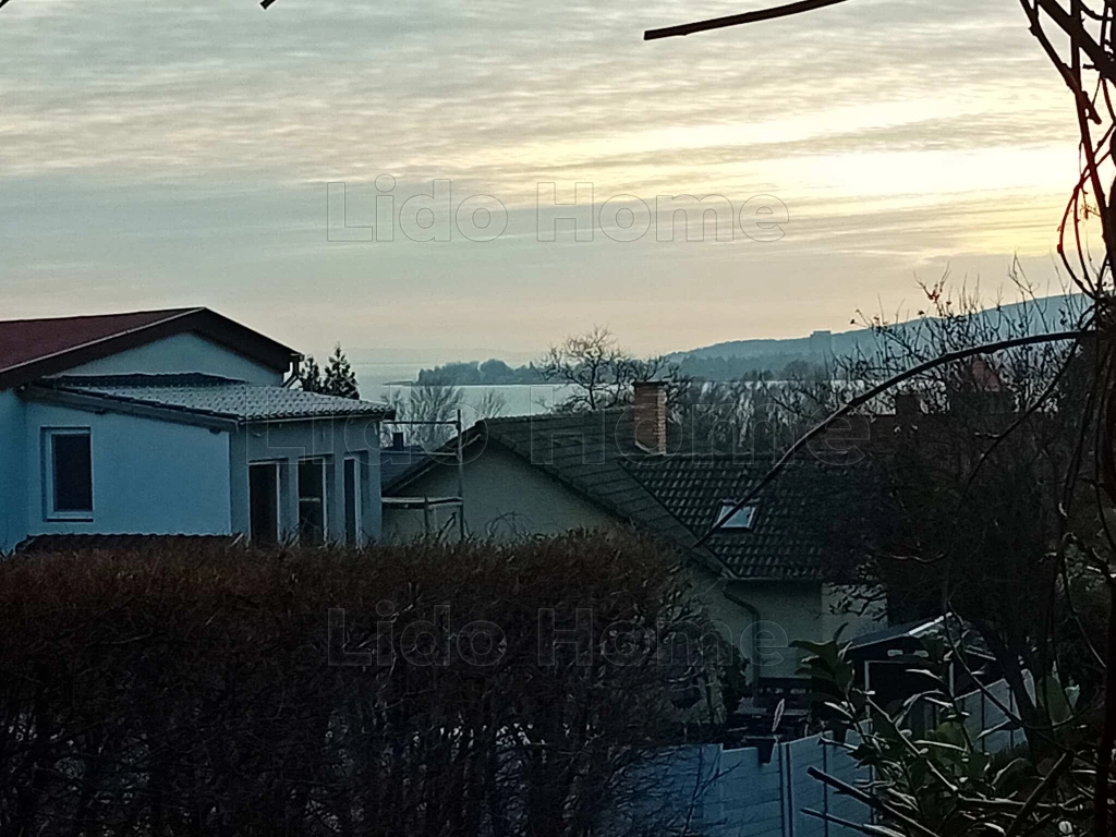 Felújított villaépület Balatonfűzfőn