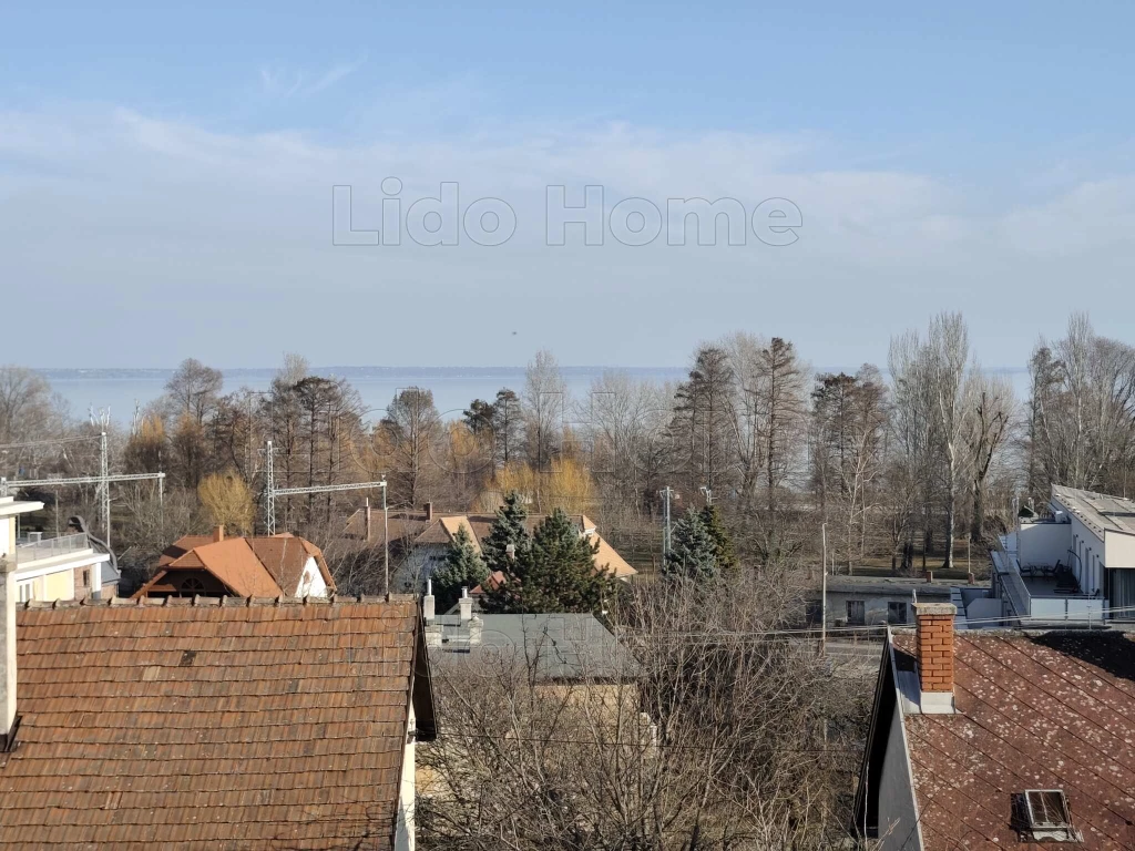 3 szintes, örök panorámás nyaraló Balatonalmádi központjában!