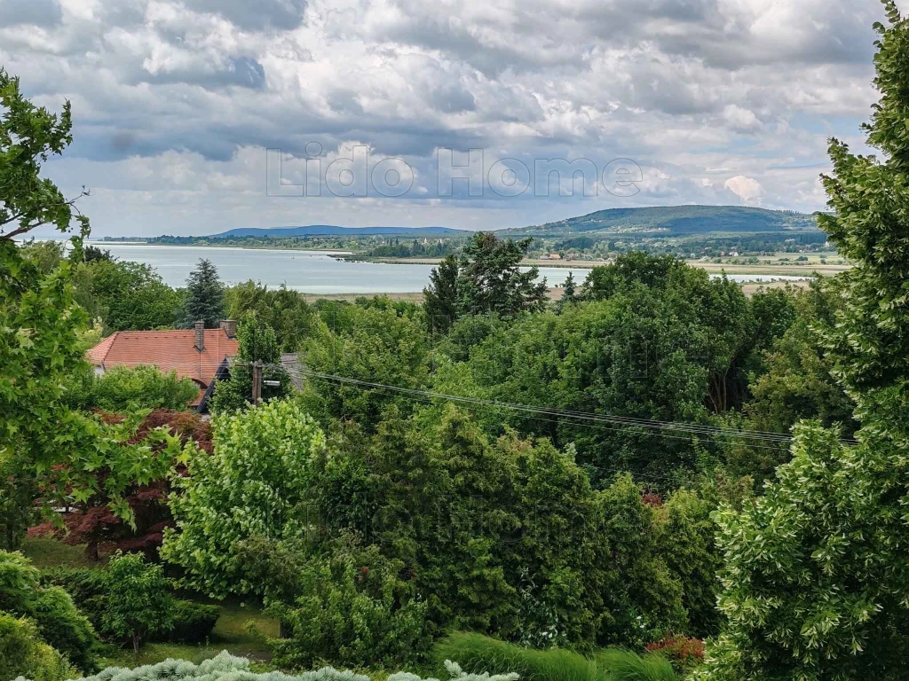 Exkluzív kétlakásos családiház eladó Tihany (Sajkod) legszebb részén, páratlan panorámával!