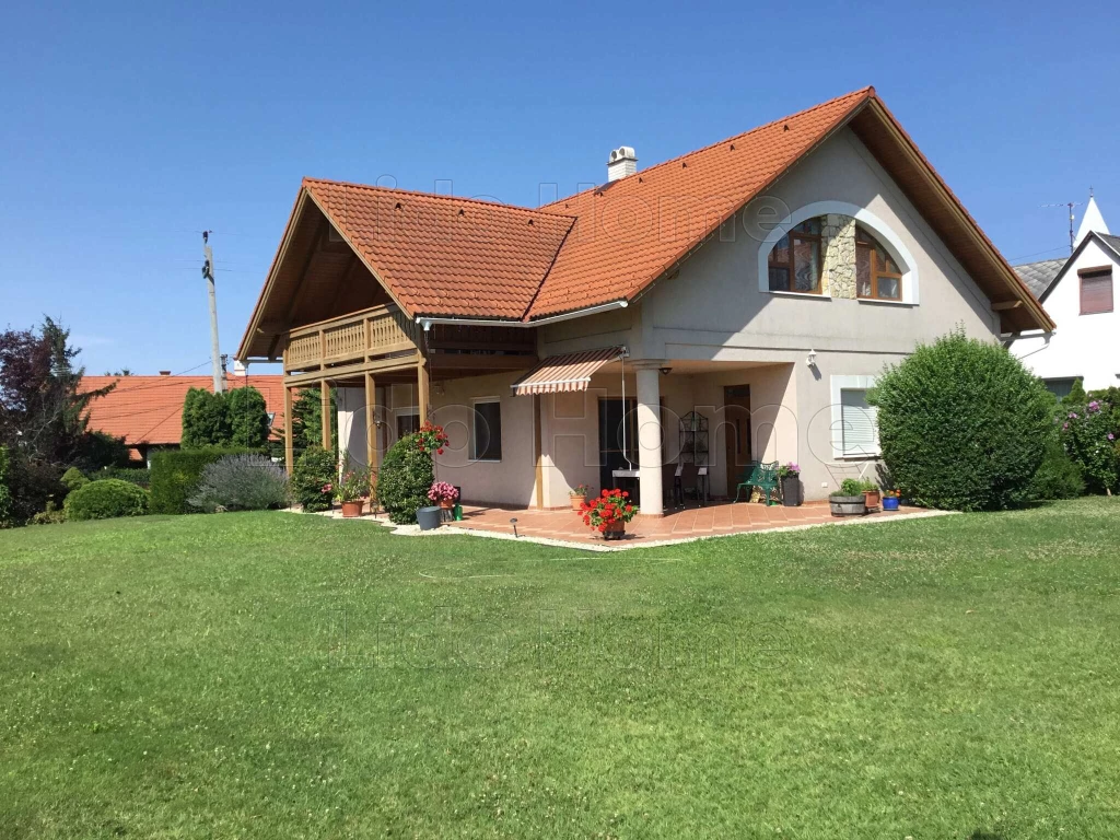 Tágas családi otthon Paloznak szívében – panorámával és borpincével