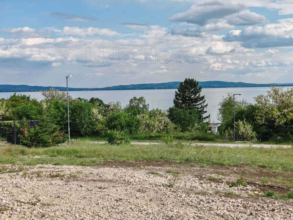Eladó balatoni panorámás építési telek Balatonakaliban!