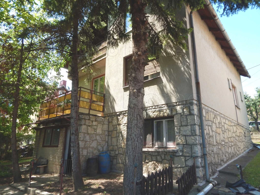 Háromszintes, felújítandó, panorámás családi ház eladó Balatonfüreden