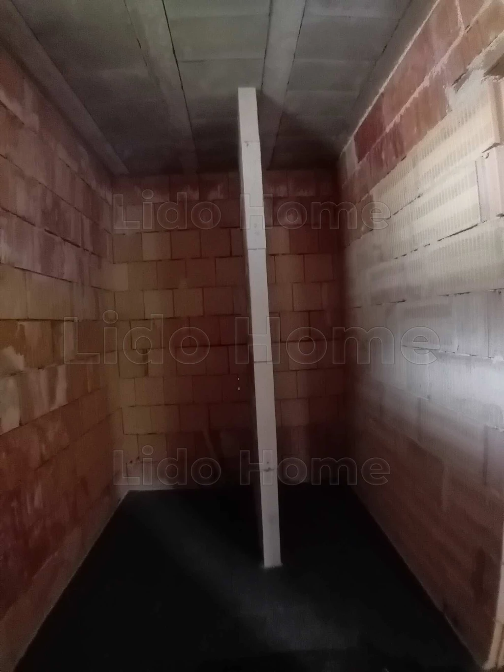 Lido Home Balatomalmádi Ingatlaniroda eladásra kínálja ezt a szerkezetkész új építésű lakóházat Öskü festői szépségű környezetében.