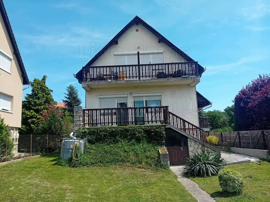Eladó háromszintes, nyolcszobás családi ház Balatonfüreden