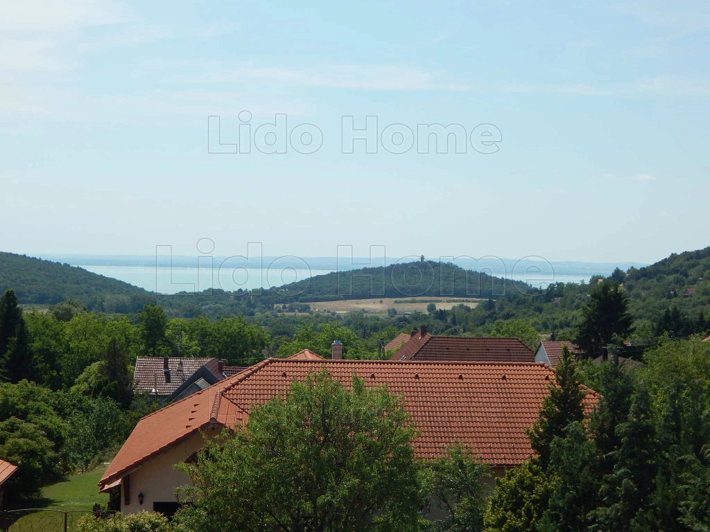 ELADÓ PANORÁMÁS HÁROM LAKRÉSZES HÁZ FELSŐÖRSÖN KIZÁRÓLAG IRODÁNK KÍNÁLATÁBAN!