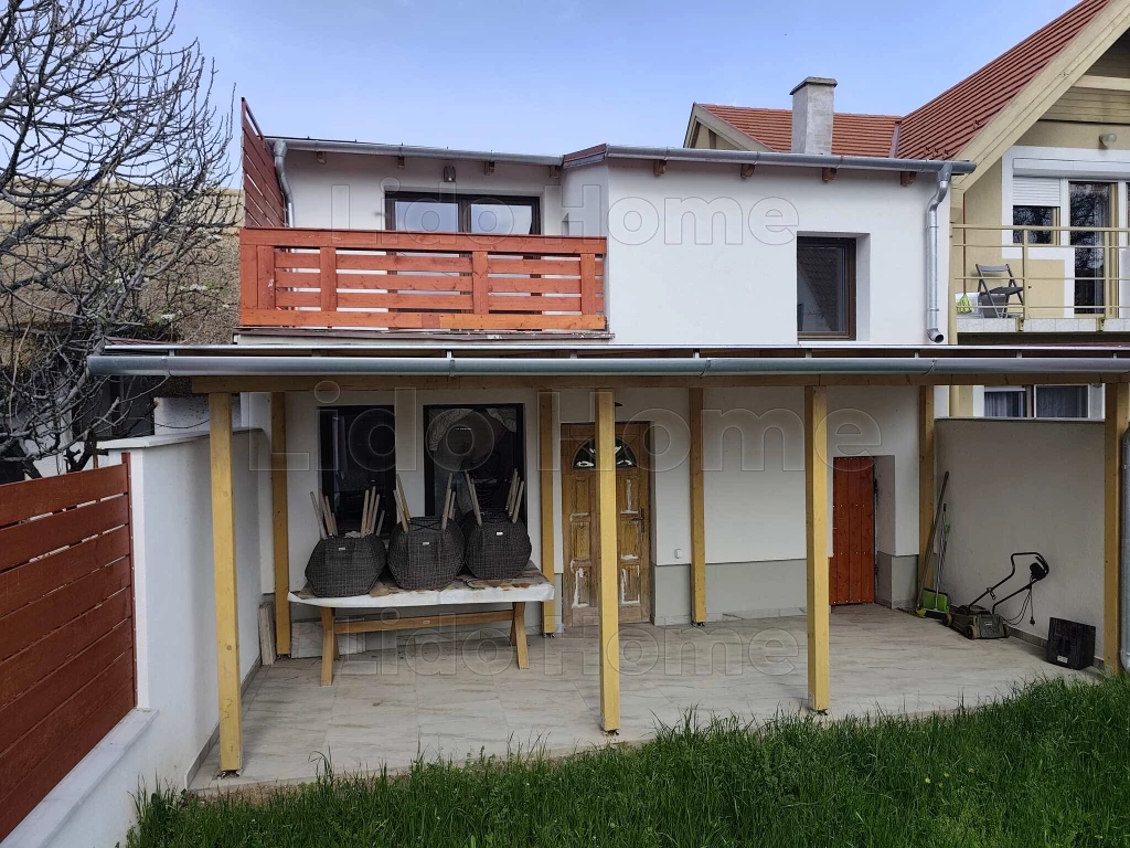 Kétszintes, felújított nyaraló Csopak ófalu részén