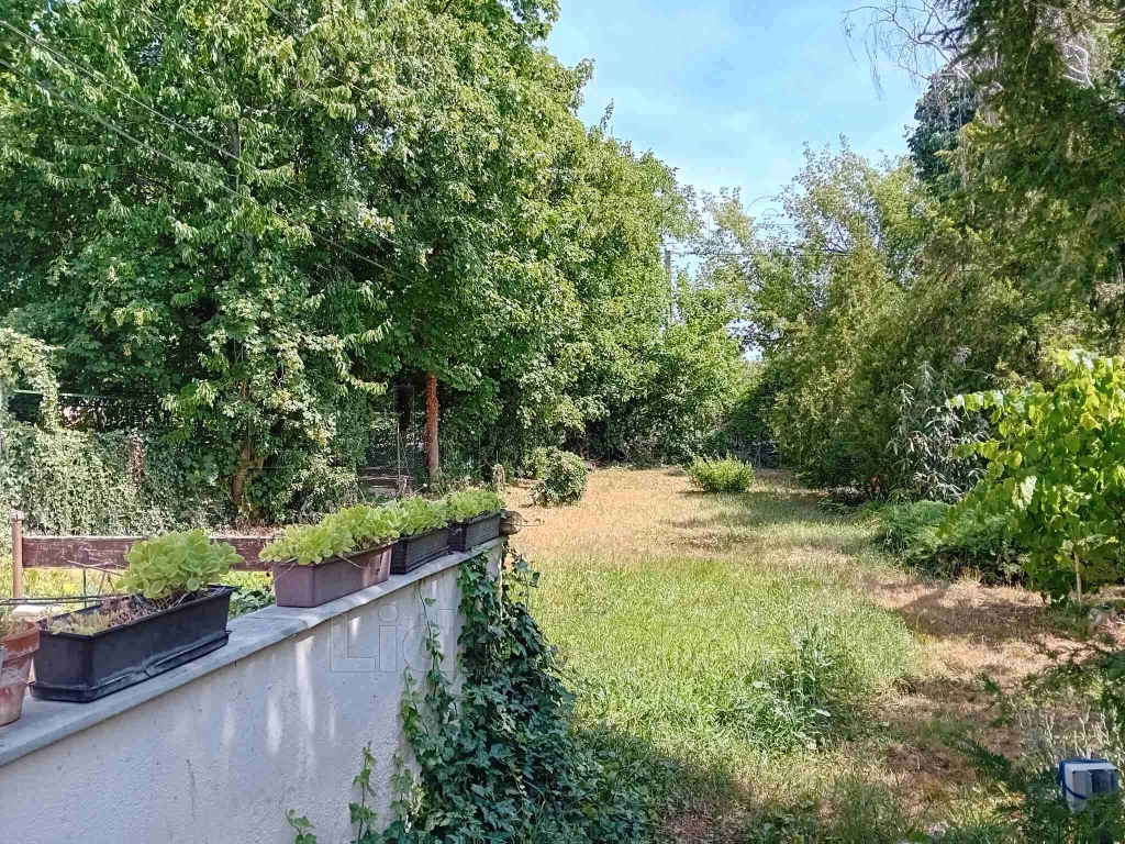 ELADÓ KÜLÖNÁLLÓ TÁRSASHÁZI LAKÁS BALATONFÜREDEN A BALATON PARTTÓL 700 MÉTERRE!