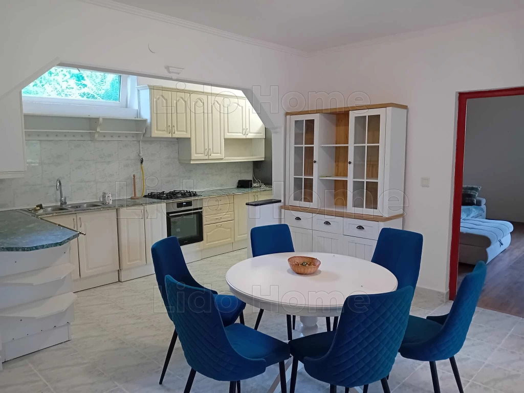 ELADÓ HÁZRÉSZ NAGY TELEKKEL BÁND CSENDES RÉSZÉN