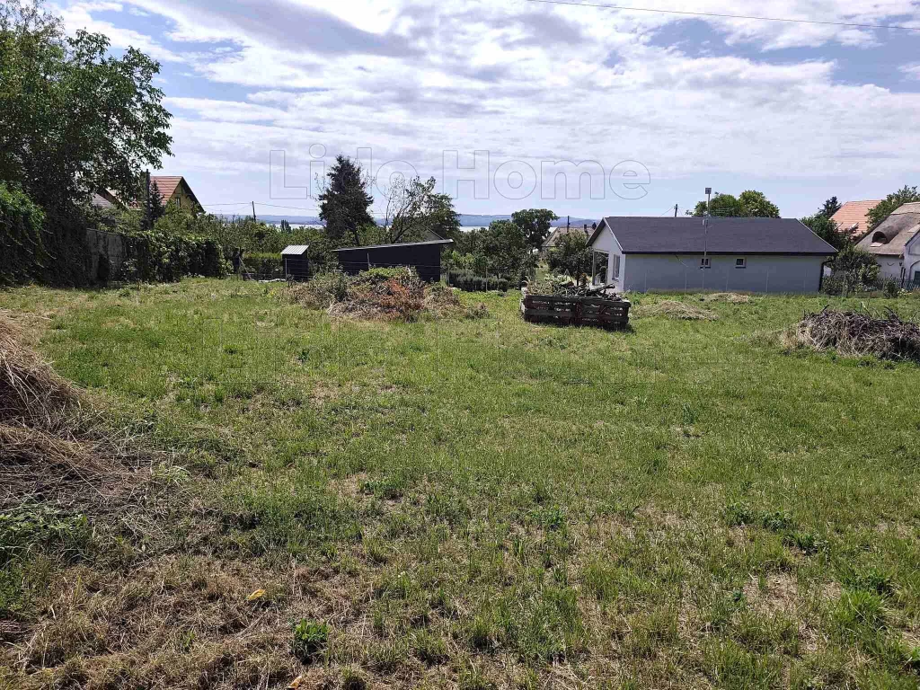 Részpanorámás zártkert Révfülöpön!